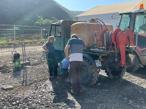 Techniker der RWZ reparieren einen Unimog der bei der Hochwasser Katastrophe beschädigt wurde