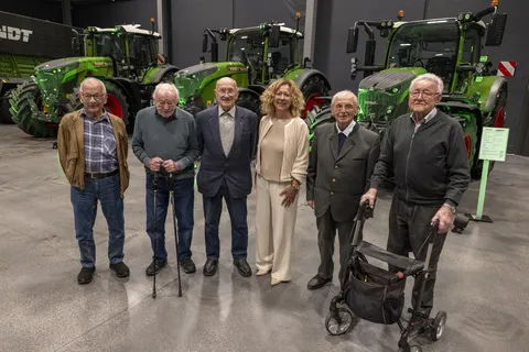 Die fünf ältesten Gäste der Fendt Ehemaligenfeier zusammen mit Ingrid Bußjäger-Martin