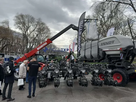 Menschen stehen auf einem Messegelände vor der Sämaschine Fendt MOMENTUM