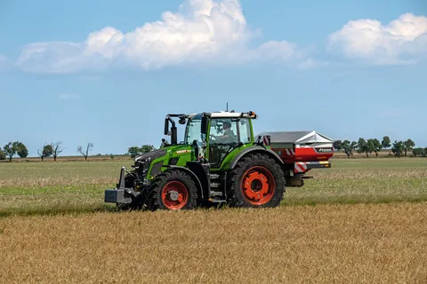 Fendt 600 Vario auf einem Feld bei der Aussaat