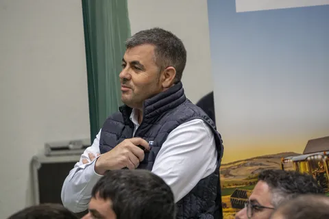 Augusto Vicente (Fendt Retail Manager), von der Seite fotografiert, hört jemandem zu