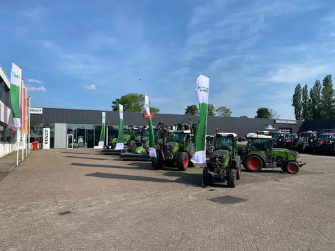 Bild der Mechan Vertriebsstätte in Achterveld mit Fendt Traktoren und Fahnen auf dem Hof