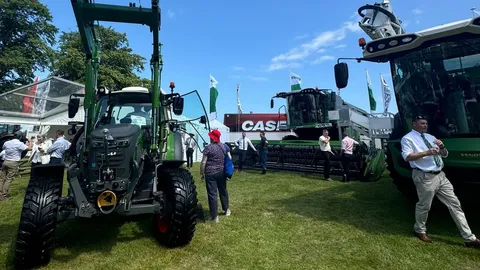 Eine Bildergalerie mit Menschen und Fendt-Maschinen auf der Royal Highland Show