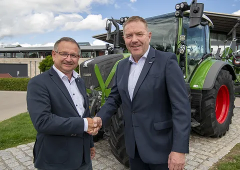 Thomas Knecht (1.Vorsitzender Red Farmer e.V.) mit Christoph Gröblinghoff (Vice President und Vorsitzender der Fendt Geschäftsführung) vor einem grünen Fendt Traktor