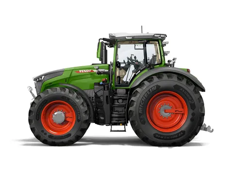 Ein grüner Fendt 1000 Vario freigestellt von der Seite fotografiert