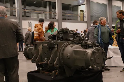 Mitglieder stehen um den Prototypen des Fendt Variogetriebes, das Tristat