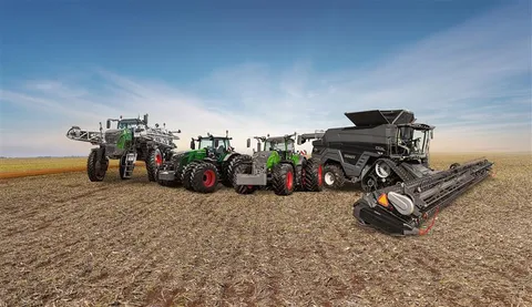 Fendt Rogator 900, 2 Fendt Traktoren rechts: Fendt IDEAL
