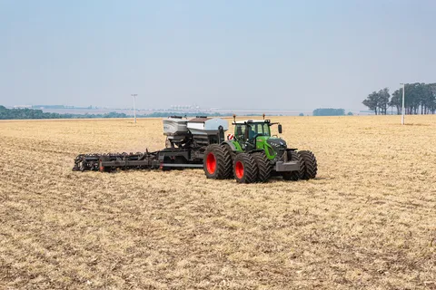Fendt 900 Vario mit Sämaschine Fendt Momentum