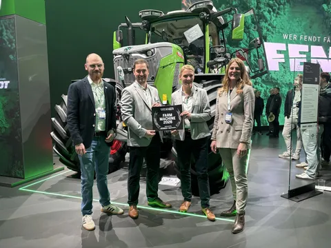 Fendt Katana mit Farm Machine Aufkleber