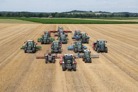 14 historische Fendt Traktoren auf einem Feld