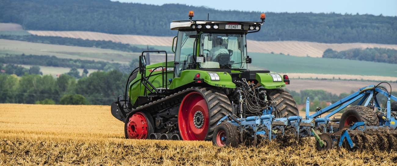 Fendt 900 Vario MT mit blauem Grubber auf dem Feld