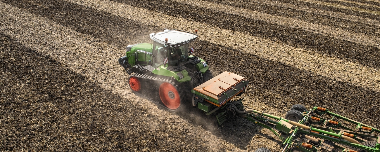Fendt 900 Vario MT mit gezogenem Grubber auf dem Feld