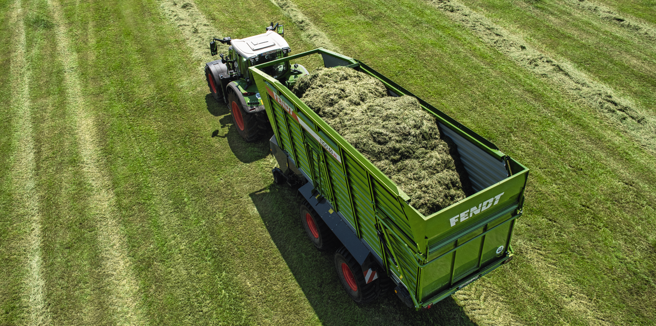 Fendt Tigo Ladewagen mit Fendt 700 Vario Traktor auf einer Wiese aus der Vogelperspektive