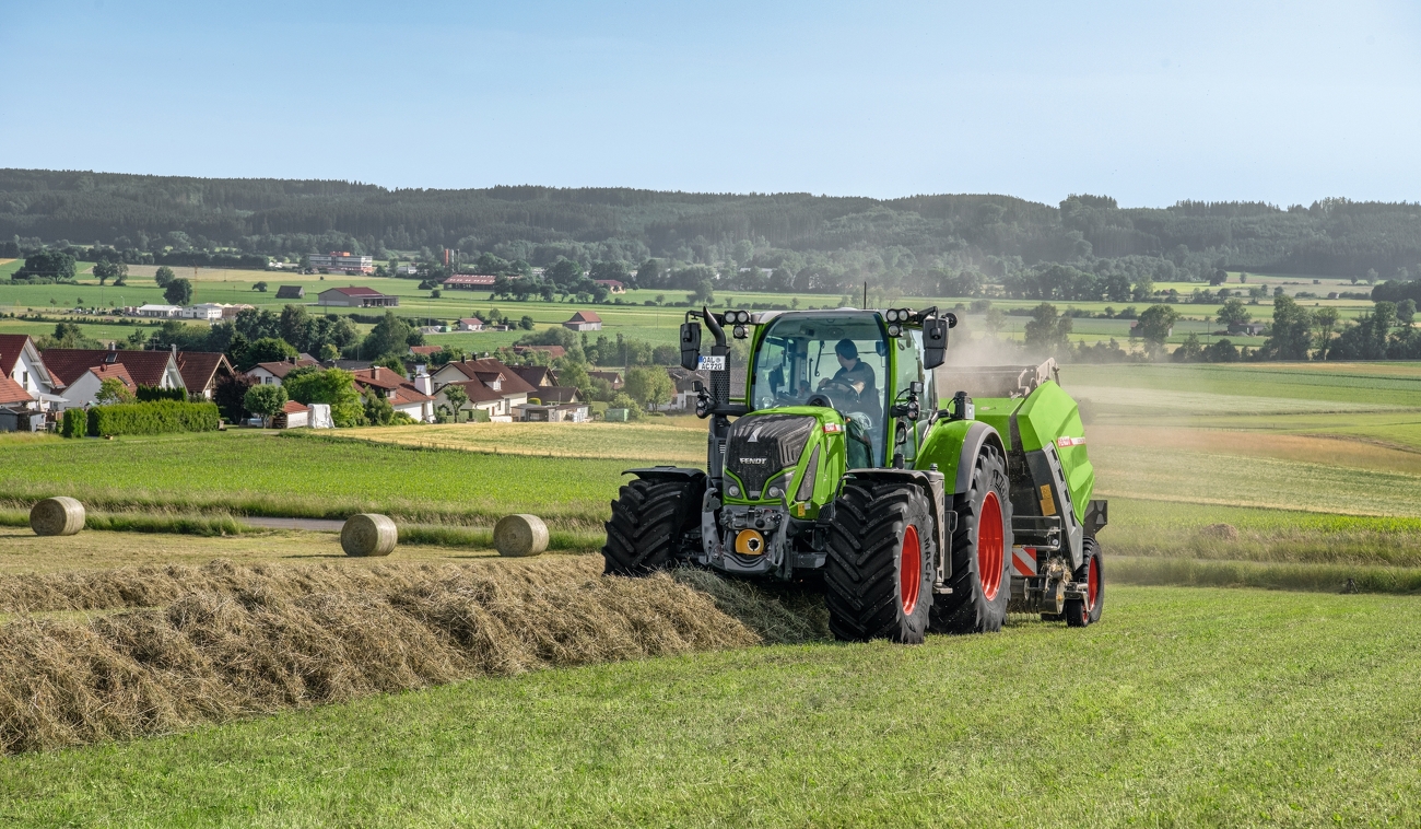 Fendt 700 Vario mit Rotana 180 V Xtra Rundballenpresse