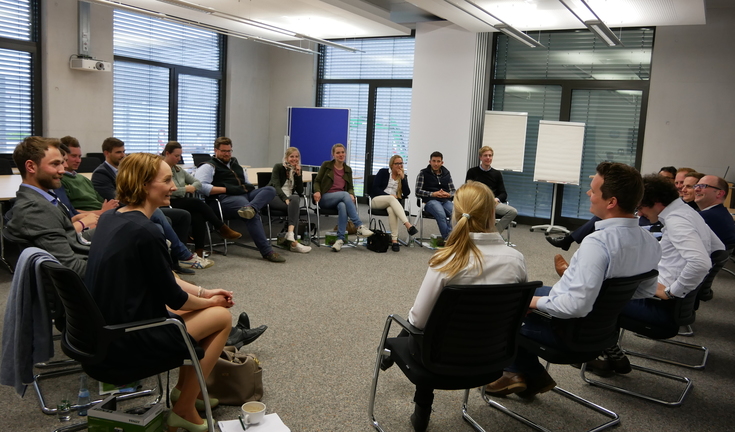 In entspannter Atmosphäre stellen die DLG-Trainees ihre Fragen an das Fendt Marketing Team.