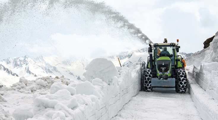 Fendt Traktor beim Schnee räumen