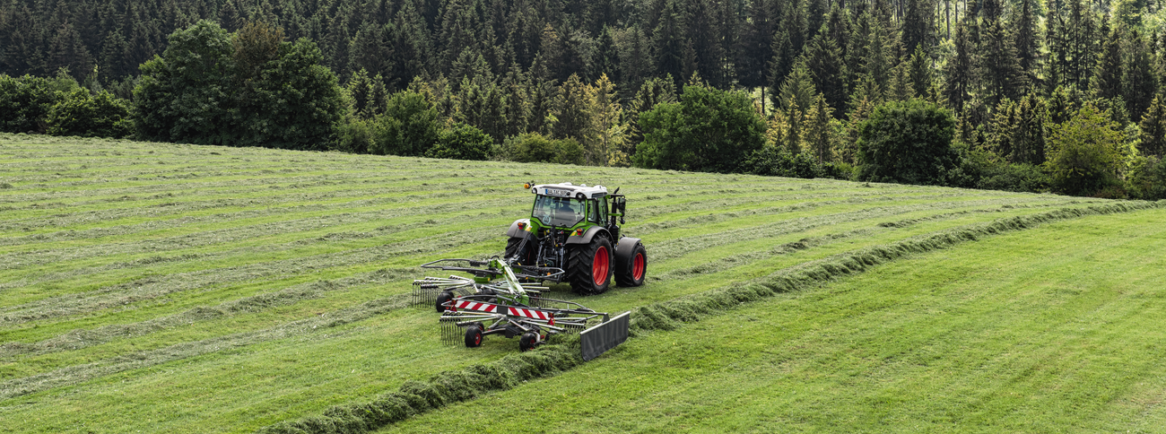 Fendt Former Zweikreisel-Seitenschwader Gezogen