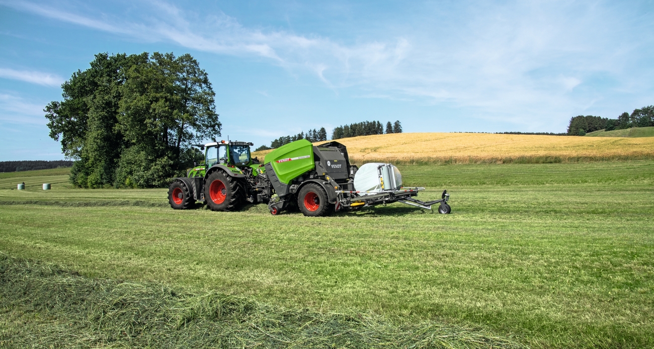 Fendt Rotana F auf der Wiese im Einsatz mit Ballenwickler