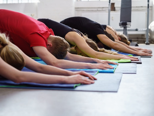 Fendt Mitarbeitende machen gemeinsam Yoga
