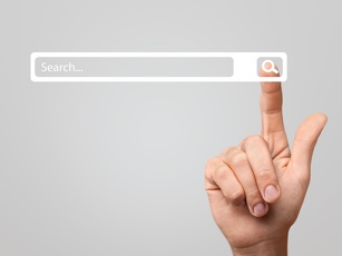 Zeigefinger tippt auf "Search-Icon"