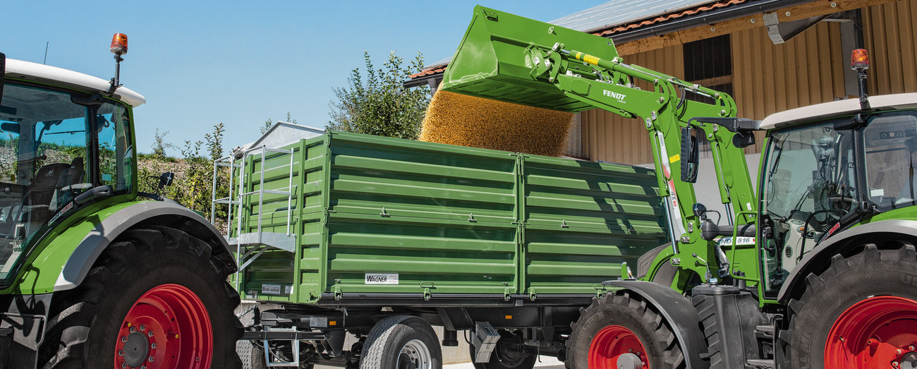 Fendt 516 Vario mit Fendt Cargo Frontlader beim Verladen von Getreide auf einen Anhänger