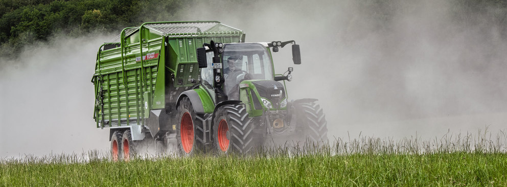 Fendt 500 Vario mit Fendt Tigo Ladewagen
