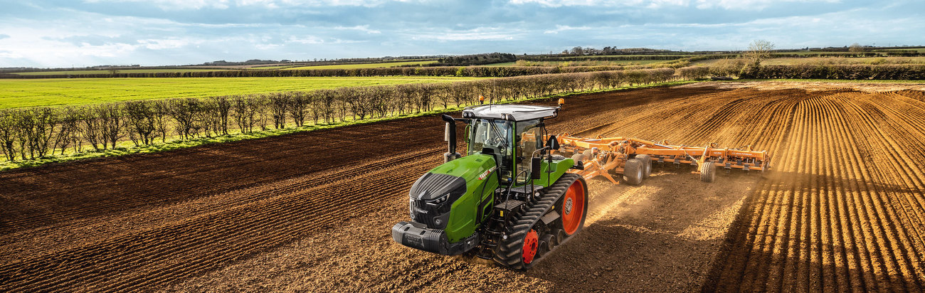 Fendt 900 Vario MT Raupentraktor mit gezogenem Grubber auf einem Feld