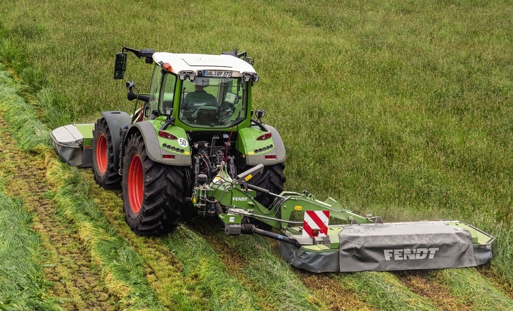 Fendt Vario mit Frontmähwerk und Heckmähwerk mit Mittenaufhängung