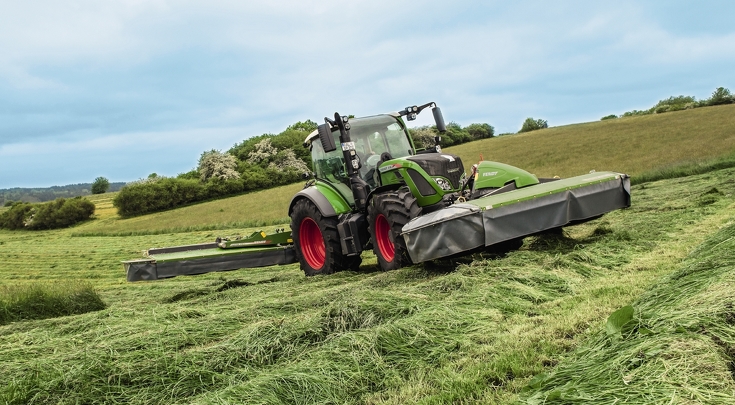 Fendt Vario 500 mit Cutter Frontmähwerk und Heckmähwerk mit Mittenaufhängung.