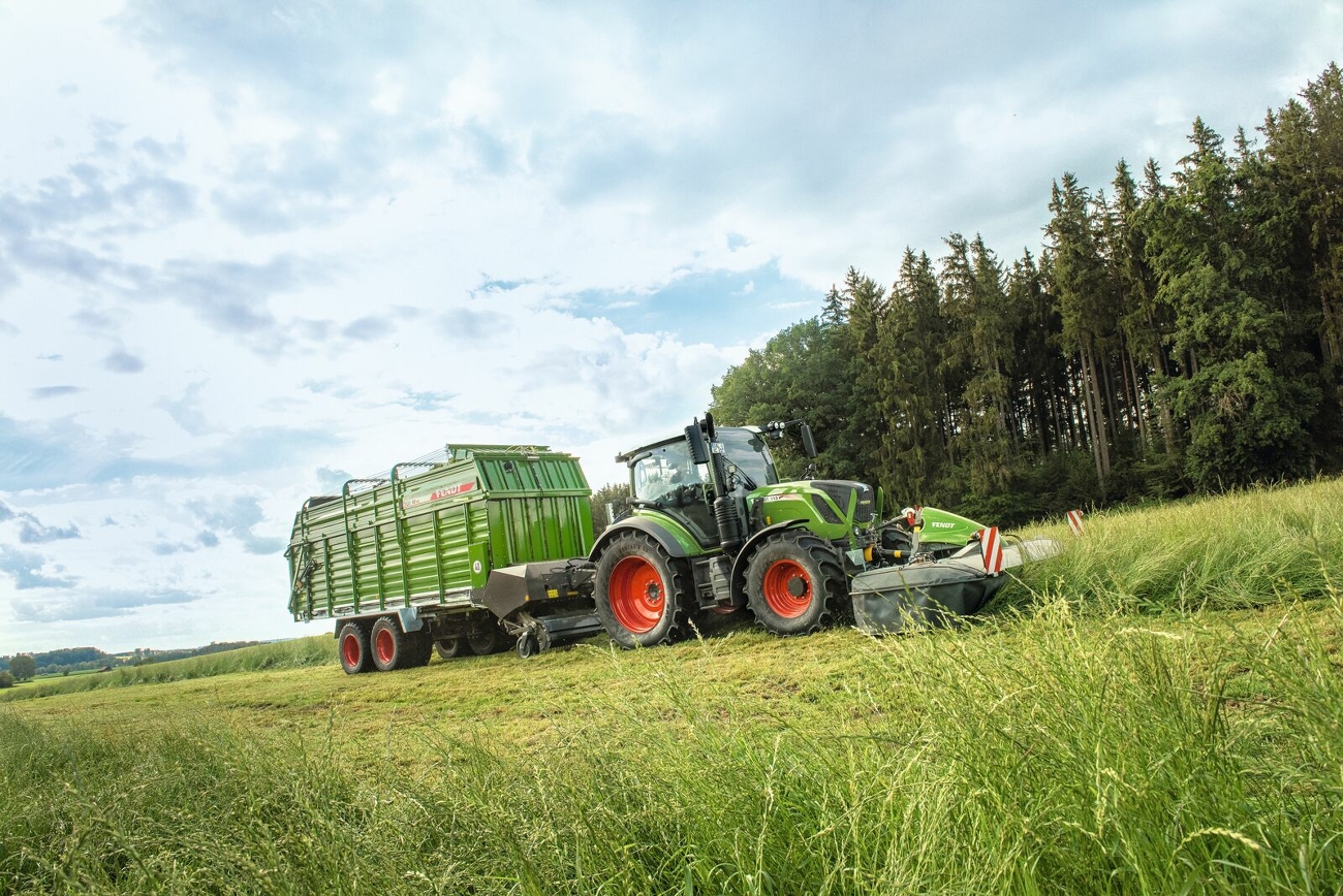 Ein Fendt Vario 500 mit jeweils einem Fendt Cutter am Front und Heck.