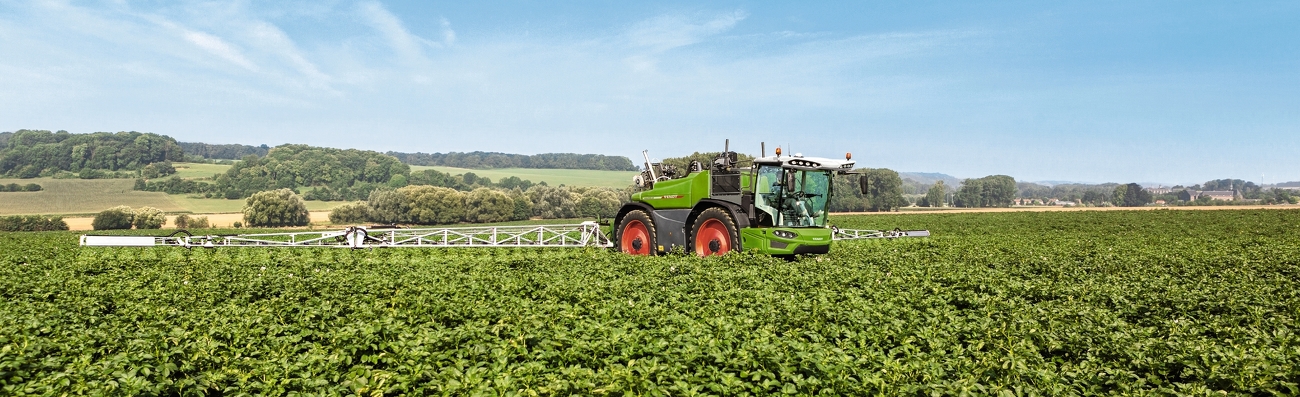 Fendt Rogator beim Einsatz in einem Feld.