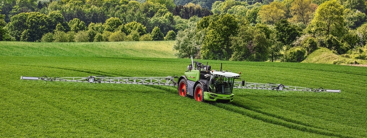 Fendt Rogator 600 beim Einsatz in einem Feld.