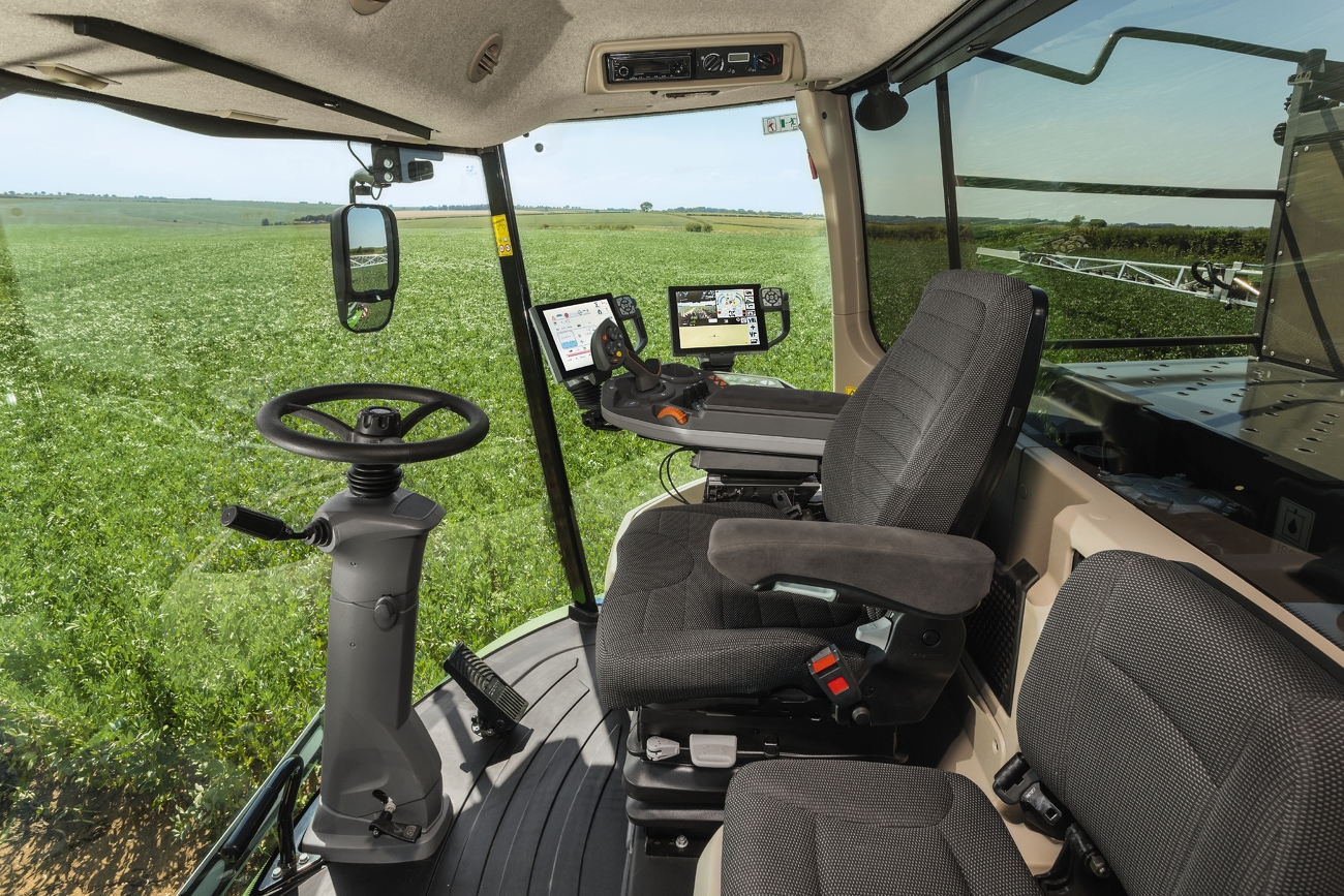 Blick in die ausgestattete Kabine des Fendt Rogator 600