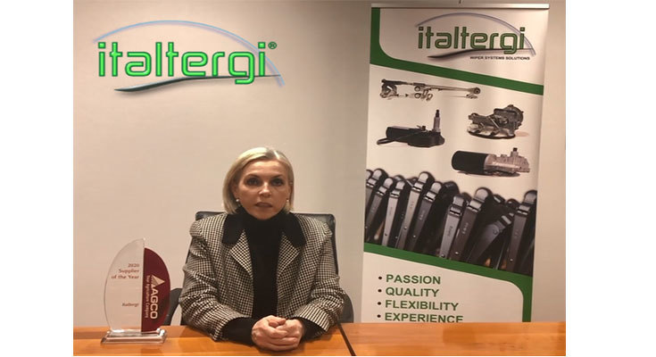 Vertreterin von Italtergi bedankt sich für die Auszeichnung 'Lieferant des Jahres 2020' Vertreterin von Italtergi bedankt sich für die Auszeichnung 'Lieferant des Jahres 2020'