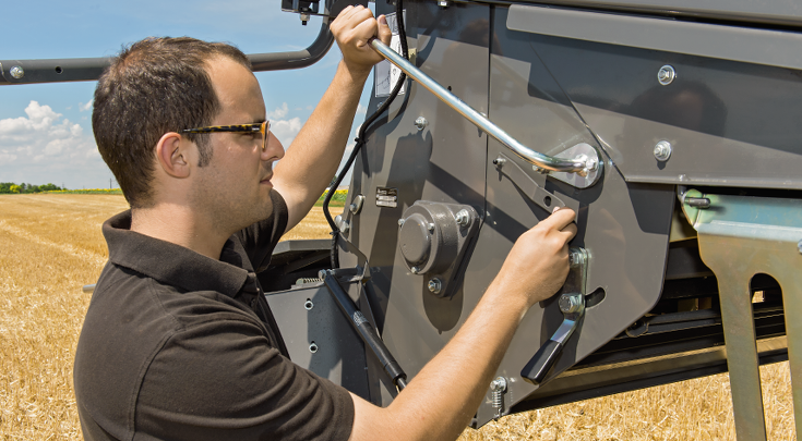 Ein Mann bedient einen Hebel an seinem Fendt Mähdrescher zum wechseln der Einstellung.