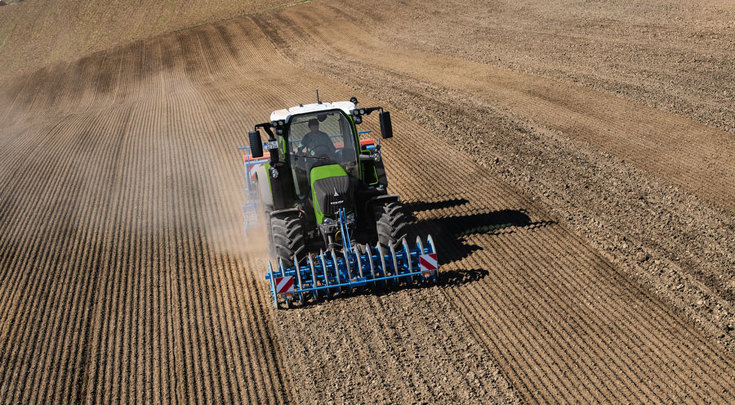 Fendt 300 Vario beim Drillen auf dem Acker mit einer Drillkombination von Lemken.