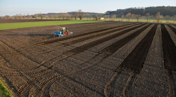 Fendt 300 Vario beim Drillen auf dem Acker mit einer Drillkombination von Lemken.