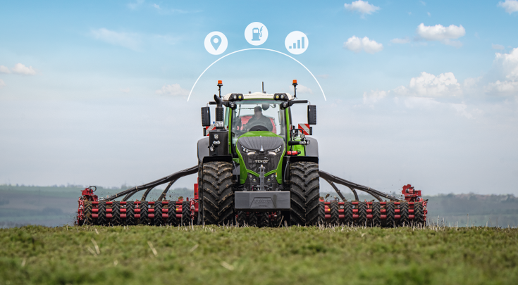 Frontansicht des Fendt 1000 Vario mit Drillkombination und Smart Farming Icons.