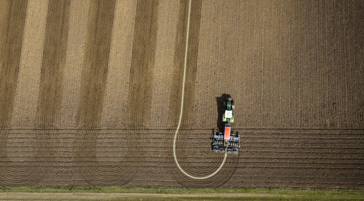 Fendt 900 Vario mit Drillkombination auf dem Acker aus der Vogelperspektive.