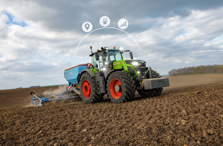 Der Fendt 900 Vario auf dem Acker mit Drillkombination und Icons.