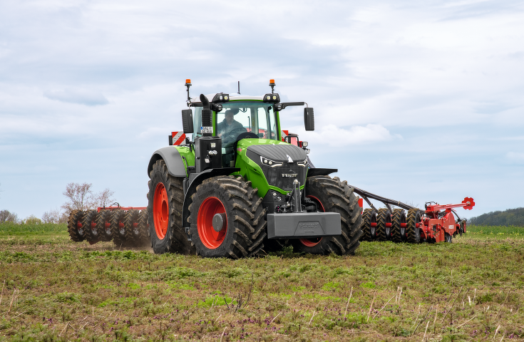 Frontansicht des Fendt 1000 Vario mit Drillkombination auf dem Acker.