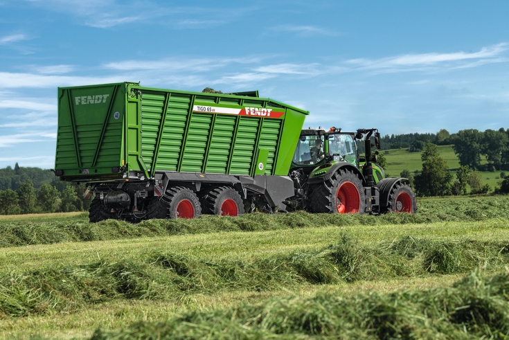 Fendt Traktor mit Tigo 65 VR Anbaugerät bei der Einfuhr des Ernteguts von hinten