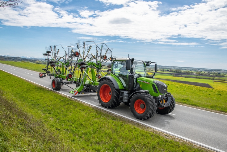 Fendt Former 12545 PRO Fendt 314 Vario zieht Fendt Former 12545 PRO Kreiselschwader auf einer Straße