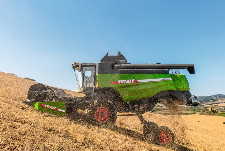 Fendt C-Serie SL Hangmähdrescher beim Drusch mit Steigung