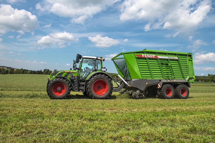 Fendt Traktor mit Fendt Tigo auf dem Feld