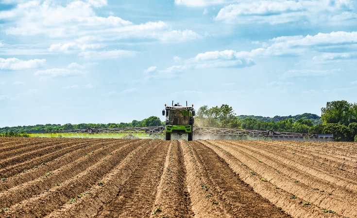 Vorderansicht des Fendt Rogator 600 Selbstfahrers beim besprühen eines Feldes