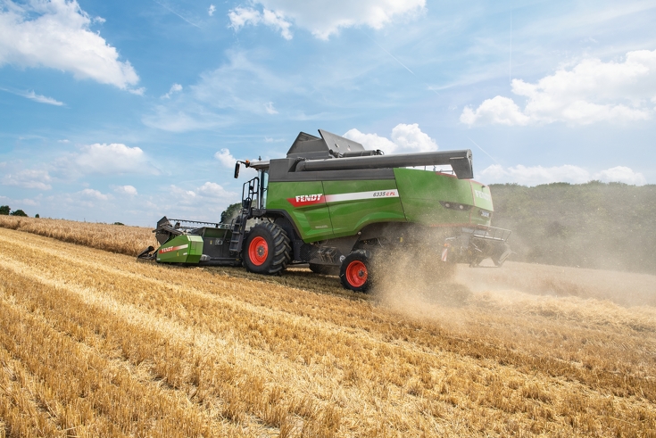 Fendt C-Serie Mähdrescher von hinten beim Drusch eines Weizenfeldes