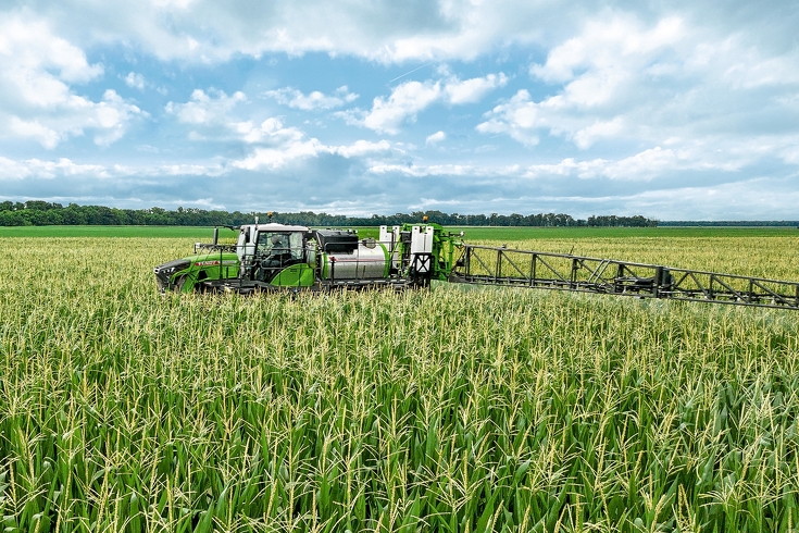 Fendt Rogator 900 Nahansicht Fendt Rogator 900 beim spritzen von einem Maisfeld