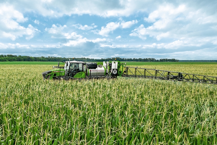 Nahansicht Fendt Rogator 900 beim spritzen von einem Maisfeld