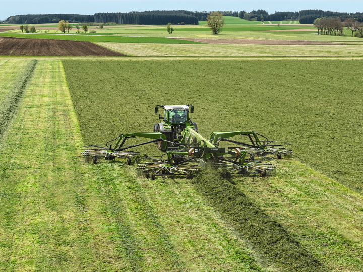 Fendt 500 Vario formt mit einem Fendt Former 4-Kreisel einen Schwad auf einem Feld.